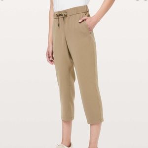 On the Fly Crop 23" Woven (Frontier color)